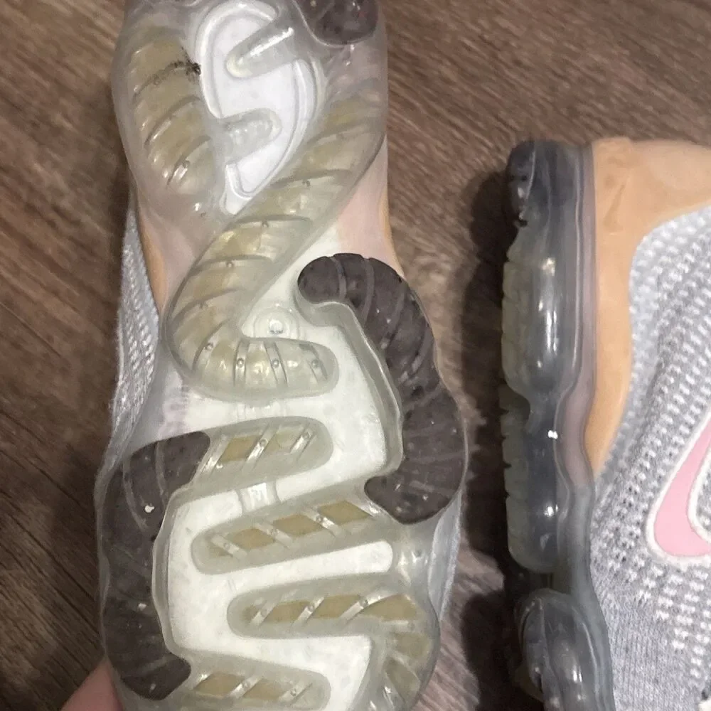 Nike Air Vapormax Youth Size 6 Gray Pink Purple